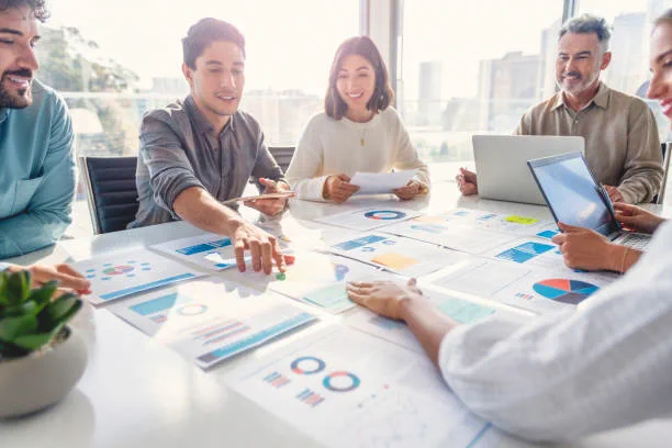 Équipe réunie autour de documents d'analyse